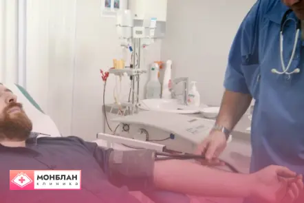Врач проводит чистку крови от алкоголя